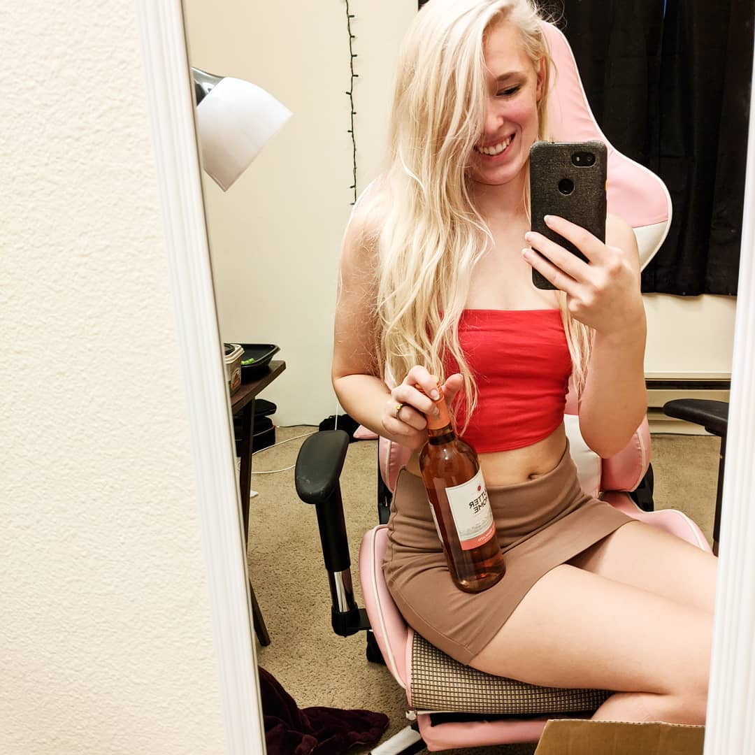 gamep1ayers's tweet photo. Who likes to have a drink from time to time while they play?
.
📸 @ar_lioness
.
#dota2fun #dota2community  #lolgaming https://t.co/5mQGnUVvKn