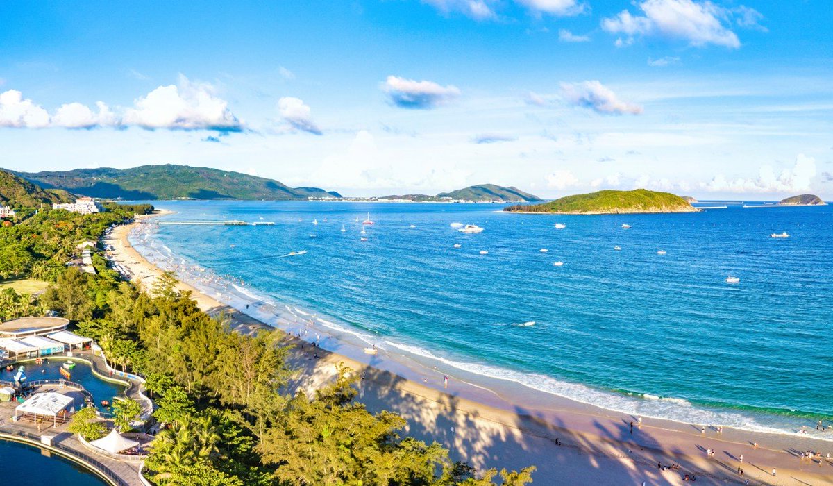 Why visitors don't want to leave holiday heaven of Hainan - The "Hawaii of China". 
“It’s all natural, How could anyone not forget their worries after seeing a view like this every day.ow.ly/1WnY50z1AUl