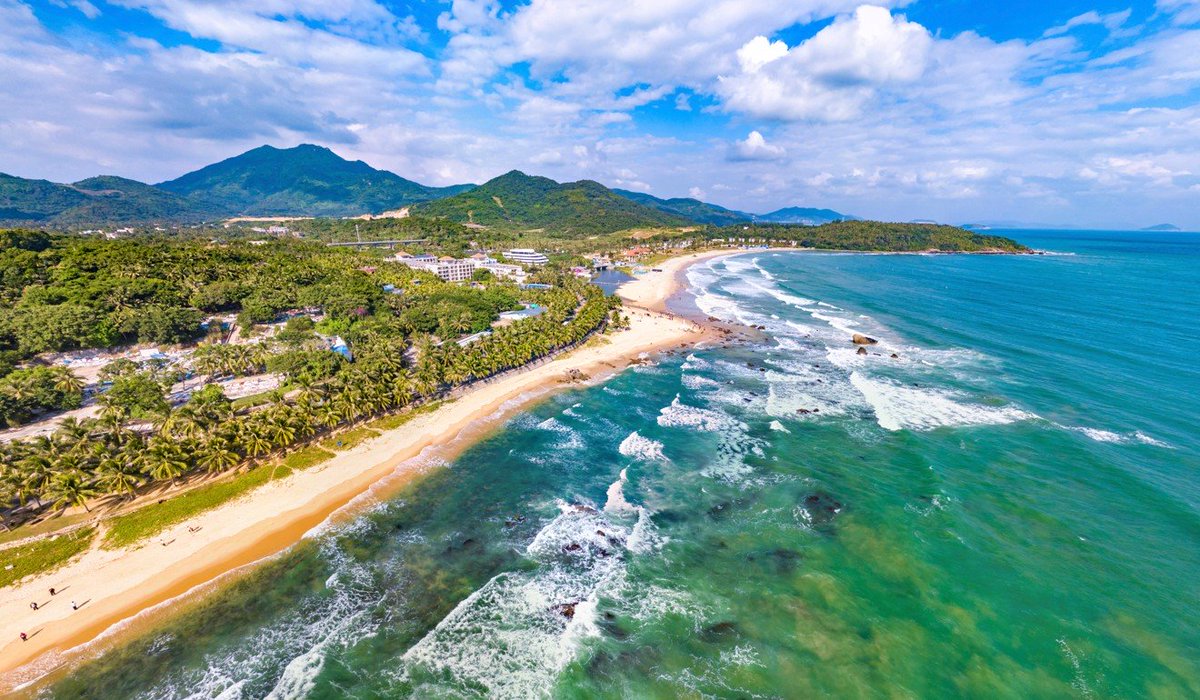 DiscoverSanya's tweet photo. Why visitors don't want to leave holiday heaven of Hainan - The "Hawaii of China". 
“It’s all natural, How could anyone not forget their worries after seeing a view like this every day.https://t.co/KYEQZKUHEa https://t.co/DfBoMRbd8c
