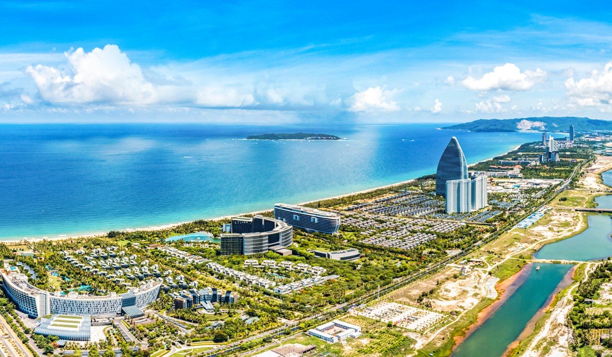 DiscoverSanya's tweet photo. Why visitors don't want to leave holiday heaven of Hainan - The "Hawaii of China". 
“It’s all natural, How could anyone not forget their worries after seeing a view like this every day.https://t.co/KYEQZKUHEa https://t.co/DfBoMRbd8c