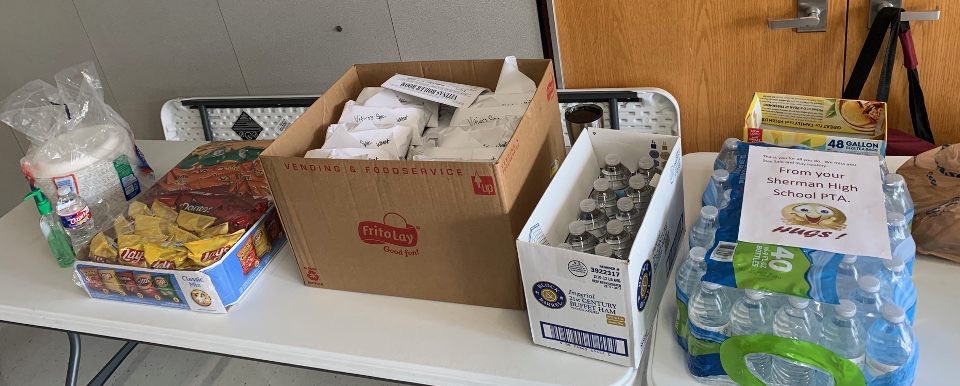 sherman_high's tweet photo. A huge thank you goes out to our Sherman High School PTA for donating today’s lunch from Vitina’s (Family owned and operated in downtown Sherman). Today concluded our second week of packet pickup for those that dont have access to internet.
#SHSPTA
#CommunitySTRONG https://t.co/QlCdHhxxAh
