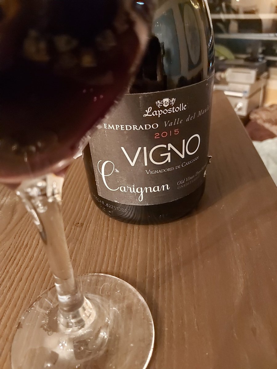 reinaentrecopas's tweet photo. El descorche de hoy #Carignan #Vigno de @VindeTunnel 🍷❤ @LapostolleWin mi invitado de Capítulo
6 #aprenderdevinos en #cuarentena vía instagram para entender las "DO especiales" de Chile y el por qué esta no lo es pero sí gran iniciativa en dirección al origen y saber hacer. https://t.co/HWTLqKhzat