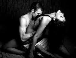 أقتربي أقيس نبض وريدك بقبله
وأقيس دقات قلبك من حلمتيك
وأتذوق المتساقط من خمر أنوثتك