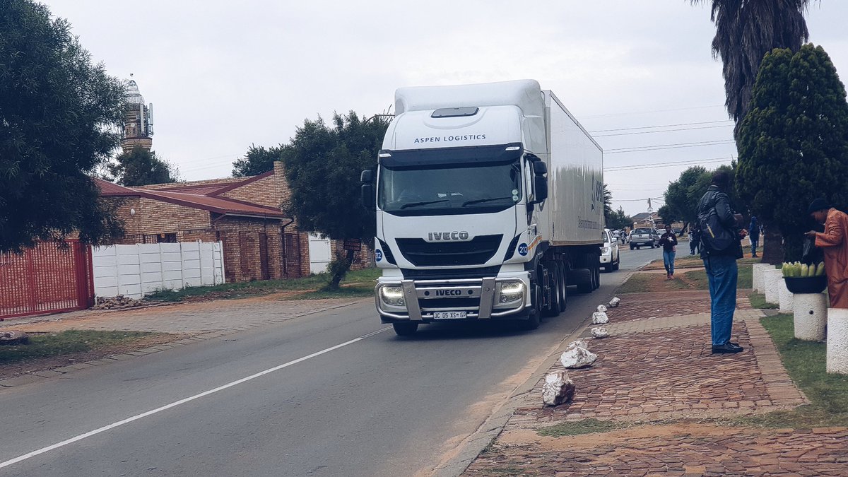 DzaddyMac's tweet photo. Spotted Almost all of @bwlogistics  assets From #Manline #AvisFleet #AspenLogistics #BarloworldTransport #ViewFromTheRoad https://t.co/Fll436cs6L