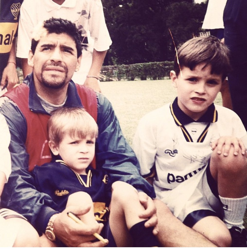 hipolitogb10's tweet photo. @MaradonaPICS @golretro 1995, el regreso a Boca. Entrenamiento en Hindú, nos lleva un amigo de mi viejo. El Diego le dice a mi hermano: “Lautaro, te estaba esperando” adelante de todos y lo sienta entre piernas. Yo, al lado chinchudo. https://t.co/VTxEDWR9G9