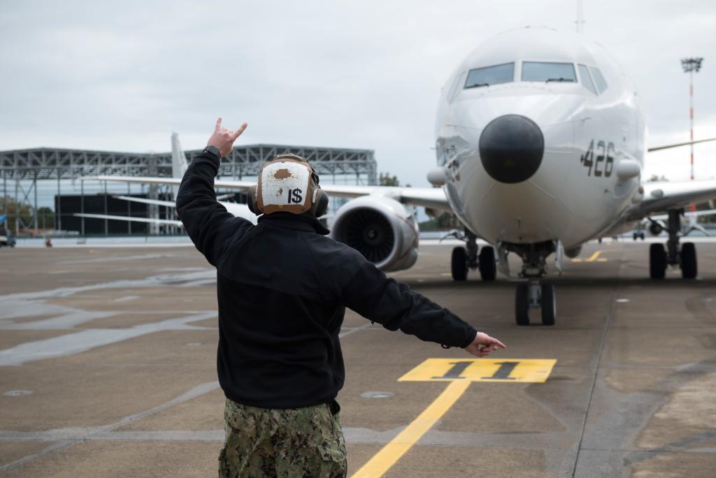 #USNavy photos of the day: #Corpsmen aboard #USNSMercy train to detect #COVID19, #USSForrestSherman operates in #US5thFlt, #USSGeraldRFord conducts #fltops and #VP4 operates from #Sigonella. ⬇️ info & download ⬇️: navy.mil/viewPhoto.asp?