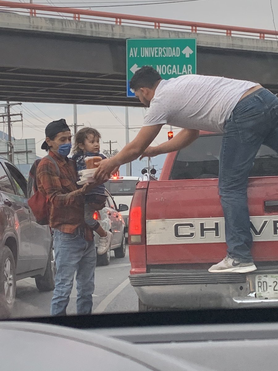 mamlunaa's tweet photo. Esto acaba de pasar en el anillo vial en San Nicolás. Todavía existe gente buena en este mundo👏🏽👏🏽👏🏽👏🏽 https://t.co/dmjPbAuSH5