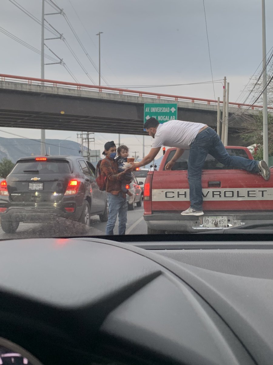 mamlunaa's tweet photo. Esto acaba de pasar en el anillo vial en San Nicolás. Todavía existe gente buena en este mundo👏🏽👏🏽👏🏽👏🏽 https://t.co/dmjPbAuSH5