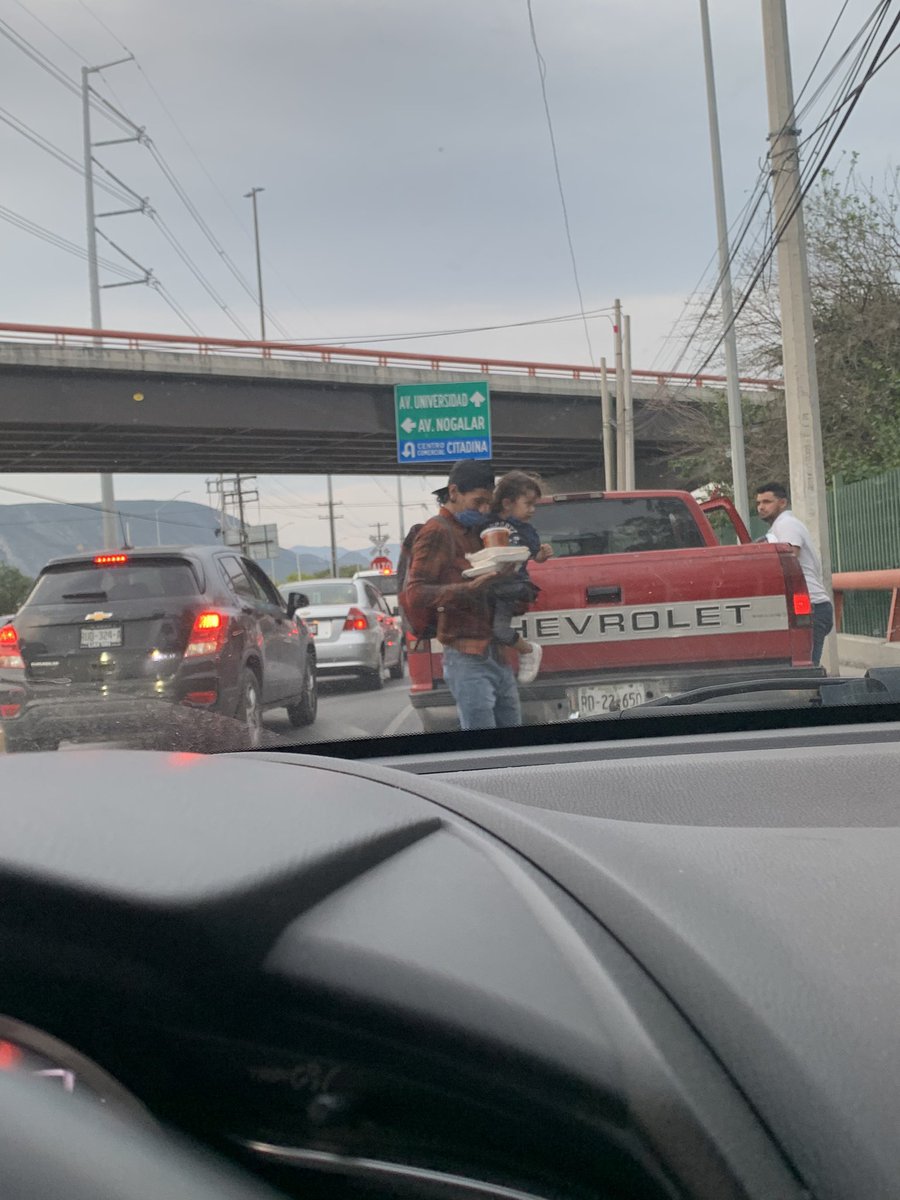 mamlunaa's tweet photo. Esto acaba de pasar en el anillo vial en San Nicolás. Todavía existe gente buena en este mundo👏🏽👏🏽👏🏽👏🏽 https://t.co/dmjPbAuSH5