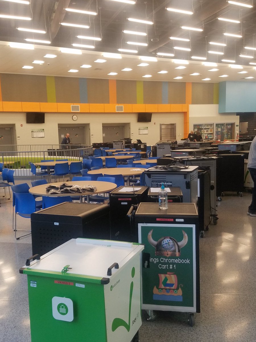 jenniezach's tweet image. Getting ready for Chromebook pickup! Teamwork made it possible #SocialDistancing and all!  #SCStrongTech  #Strongtech #StrongerTogether2020 @Coach_Binkley