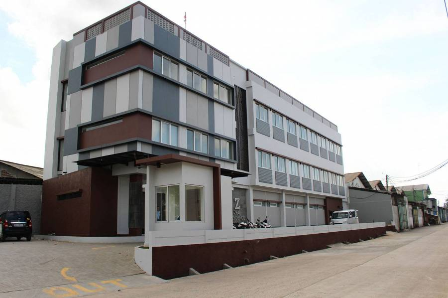 Kost putra / putri Tangerang. Strategis dekat Bandara Soekarno Hatta, banyak minimarket dan rumah makan. Fasilitas: perabot lengkap, AC, TV 32", wifi, kamar mandi dalam, pemanas air, access card, parkir motor dan mobil kost.co/31084 #kosttangerang #sewakost