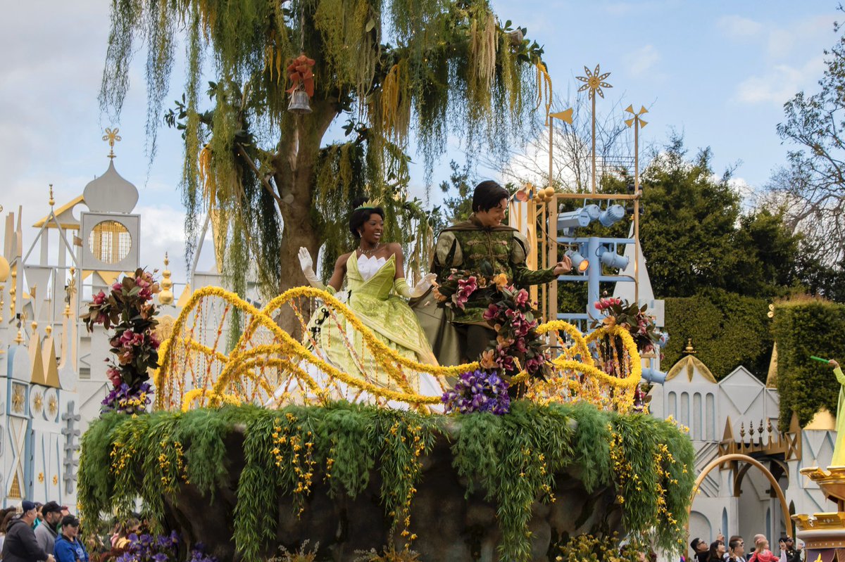 How do you workout during these Stay At Home times 🏠 For cardio, may I suggest dancing 🕺🏻 💃🏻 #disneymagicmoments 📸: @mousymagic <a href="/Disneyland/">Disneyland Resort</a>AP @DisneylandToday @Disneyland