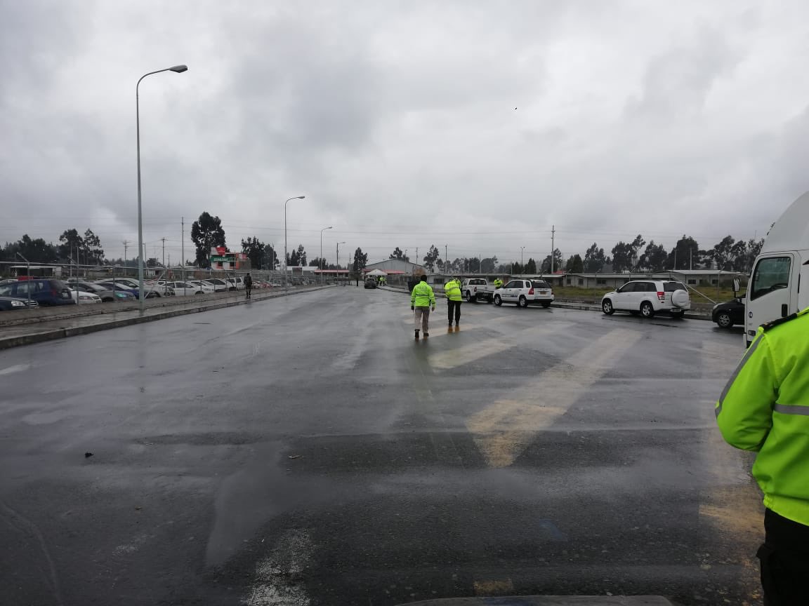 PoliciaEcuador's tweet photo. La preparación es fundamental || Unidades de @PoliciaEcuador y @FFAAECUADOR, realizaron un simulacro ante un posible amotinamiento carcelario en el CRS de #Cotopaxi, que permitirá mejorar el tiempo de respuesta ante este tipo de eventualidades. #TrabajamosPorTuSeguridad https://t.co/5RBfaNOcqj
