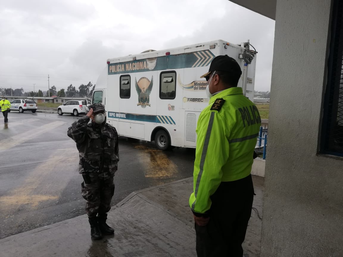 PoliciaEcuador's tweet photo. La preparación es fundamental || Unidades de @PoliciaEcuador y @FFAAECUADOR, realizaron un simulacro ante un posible amotinamiento carcelario en el CRS de #Cotopaxi, que permitirá mejorar el tiempo de respuesta ante este tipo de eventualidades. #TrabajamosPorTuSeguridad https://t.co/5RBfaNOcqj