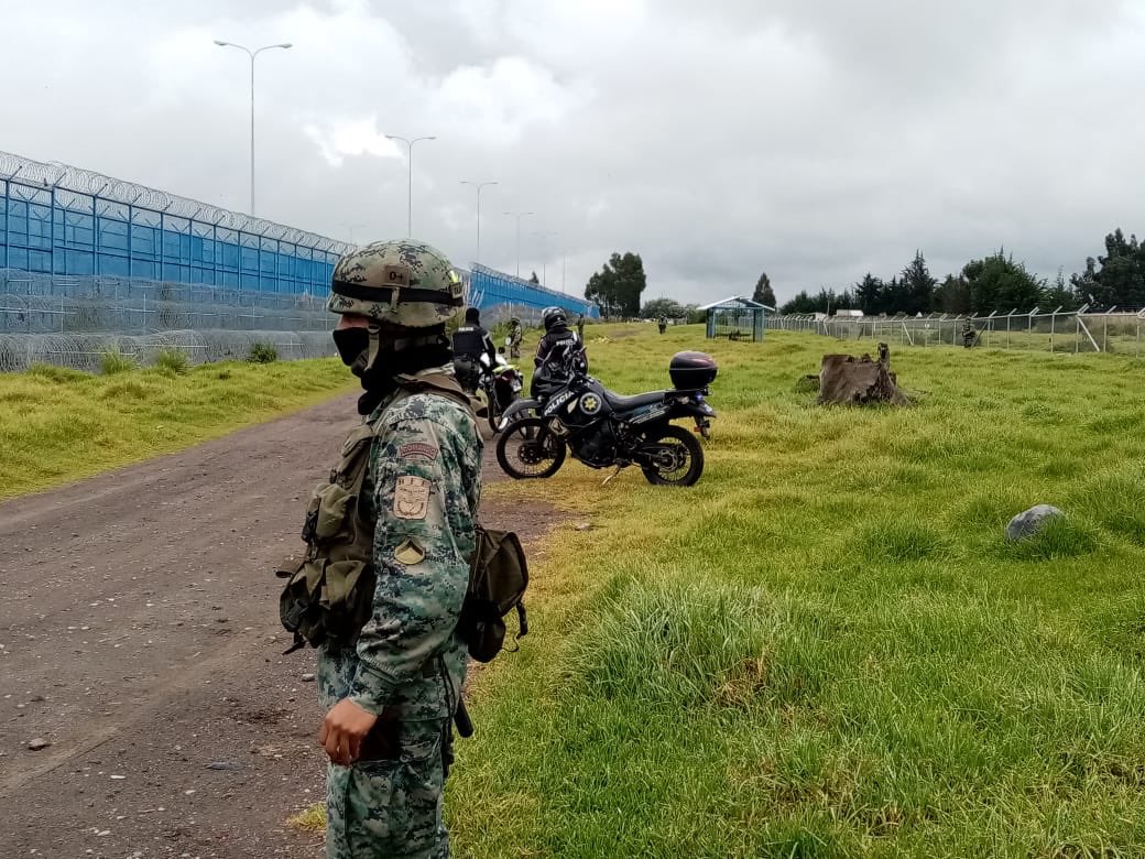 PoliciaEcuador's tweet photo. La preparación es fundamental || Unidades de @PoliciaEcuador y @FFAAECUADOR, realizaron un simulacro ante un posible amotinamiento carcelario en el CRS de #Cotopaxi, que permitirá mejorar el tiempo de respuesta ante este tipo de eventualidades. #TrabajamosPorTuSeguridad https://t.co/5RBfaNOcqj