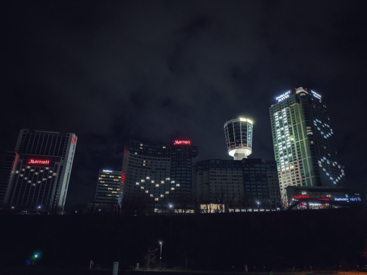 Supertamago's tweet photo. Just wanted to share what hotels on both sides of the border looked like on Sunday night in a very deserted #NiagaraFalls ❤️
#StayAtHome
#coronavirus https://t.co/B10JUMJw6a