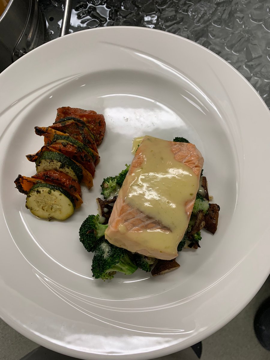 Arshpre57131963's tweet photo. Poached salmon with a bed of sauteed broccoli topped with tahini lime dressing and mixed veggies.#HOS2131@Getcracking@restaurantlnt https://t.co/wlyD2tenhW