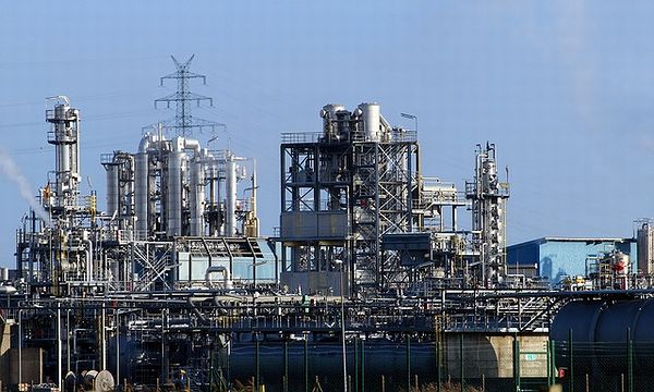 🏭#石油製品🏭 ;Wikipedia 『 #石油精製 の過程を経て原油（石油）から #分留 された有益な物質全般をさす。』 #石油ガス ...