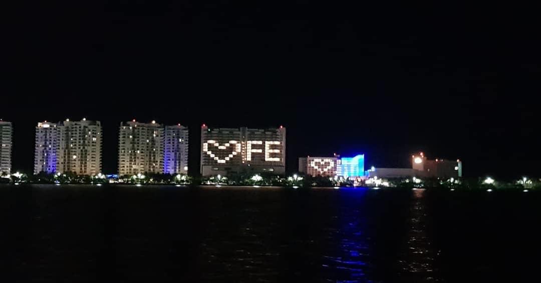 Frank_Lopez_'s tweet photo. Así luce #Cancún hoy!! Vamos a pedirle a los hoteles que se sumen a esto y mas hoteles alumbren así sus fachadas y que se vaya volviendo costumbre ya para hacerlo en Navidad y otras fechas! #TodosSomosCancún. https://t.co/nGInwomihm