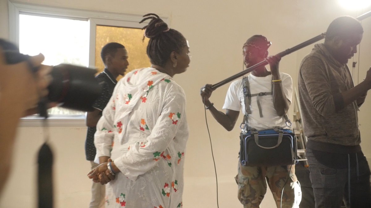 Insomnie. Tous les travaux en cours sur la table. Le confinement va t il sauver mon emploi de temps surbooké en temps normal? Ma vie artistique....dieu donne nous tous la santé afin que l'on partage tout ceci.