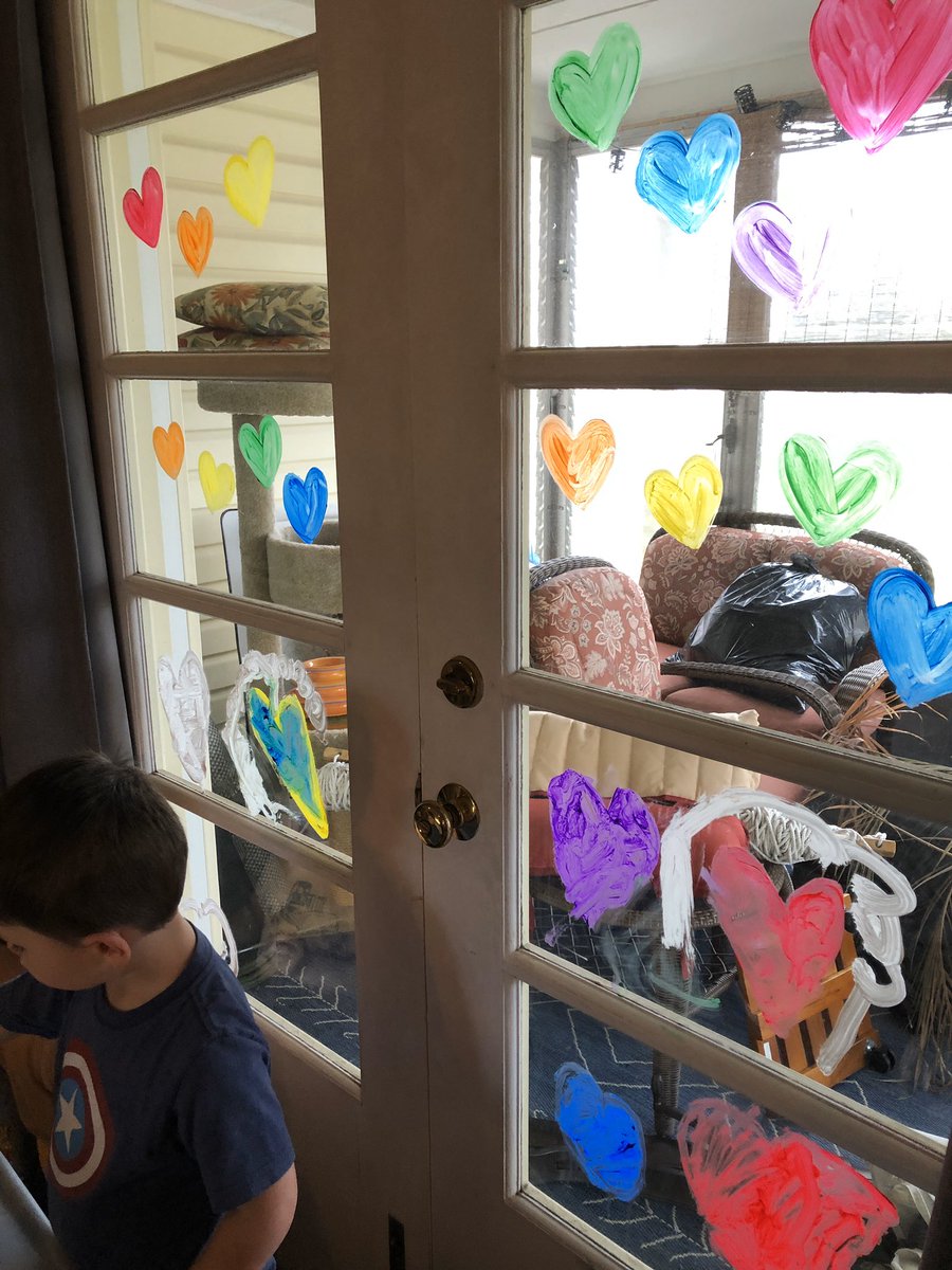 Steeniee9's tweet photo. Switched out the rainbows for hearts. #allyouneedislove #qcsdshareyourlearning #paintedwindows #spreadlove https://t.co/eKa2ebSuVJ