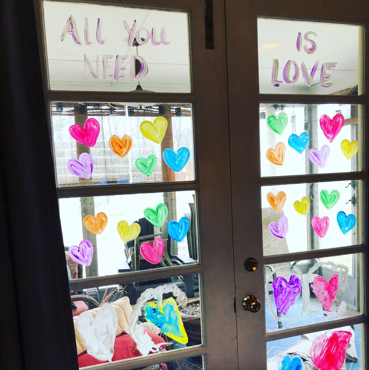 Steeniee9's tweet photo. Switched out the rainbows for hearts. #allyouneedislove #qcsdshareyourlearning #paintedwindows #spreadlove https://t.co/eKa2ebSuVJ