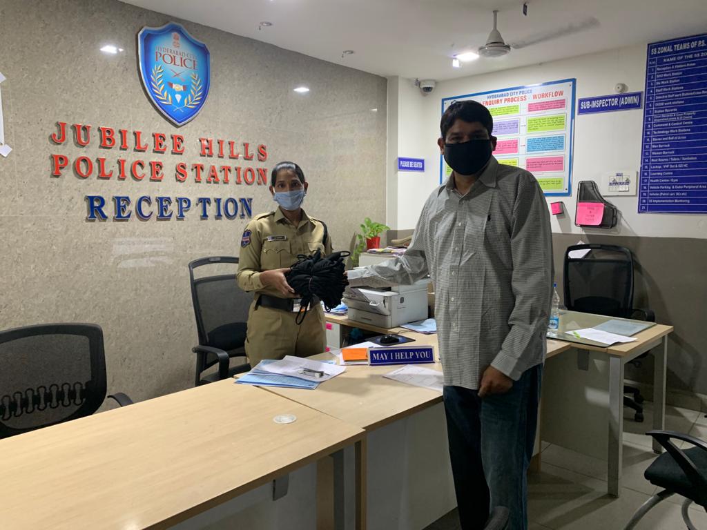 tanafoundation's tweet photo. #TANAFoundation #TANA #STAYHOME #StaySafe #COVID19
#TANAVolunteers distributed hundreds of reversible and washable masks to many individuals including Police, Fire and Sanitary workers in Hyderabad today.The areas covered mainly from Paradise Metro Station to JubileeHillsPS. https://t.co/RptxdJtPHa