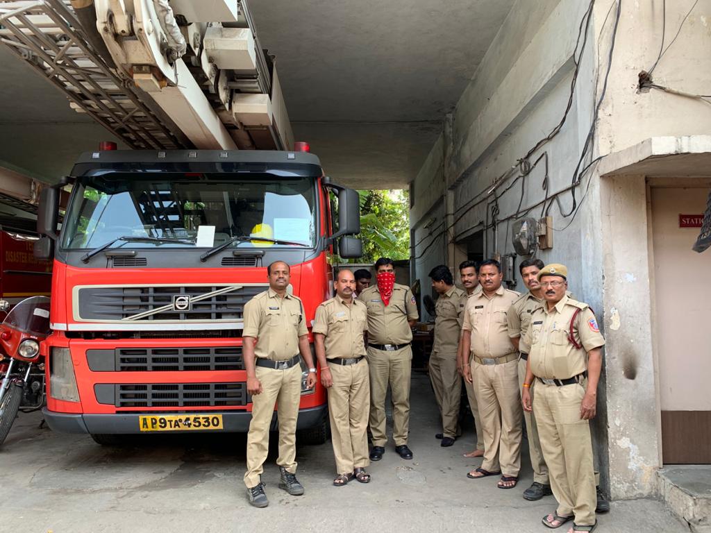 tanafoundation's tweet photo. #TANAFoundation #TANA #STAYHOME #StaySafe #COVID19
#TANAVolunteers distributed hundreds of reversible and washable masks to many individuals including Police, Fire and Sanitary workers in Hyderabad today.The areas covered mainly from Paradise Metro Station to JubileeHillsPS. https://t.co/RptxdJtPHa