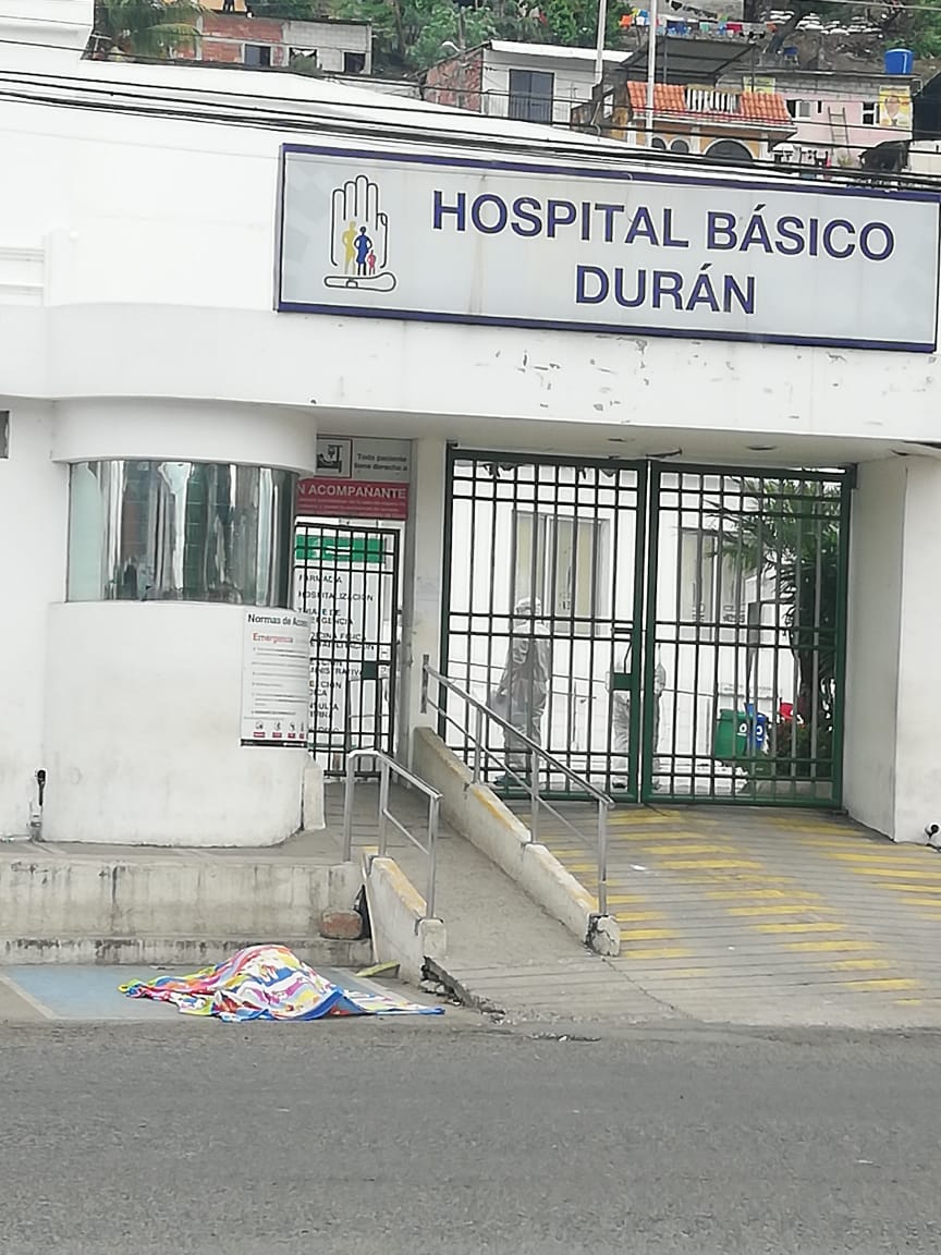 infogatecl's tweet photo. ⚫️🇪🇨 📢La desgarradora situación de #guayaquil en #Ecuador desolada por el #Coronavirus cadáveres abandonados en las calles y el colapso hospitalario  ⚫️📢Los  tristes detalles ➡️ https://t.co/D1NRp5dAKk https://t.co/MQ5yuSWBXJ