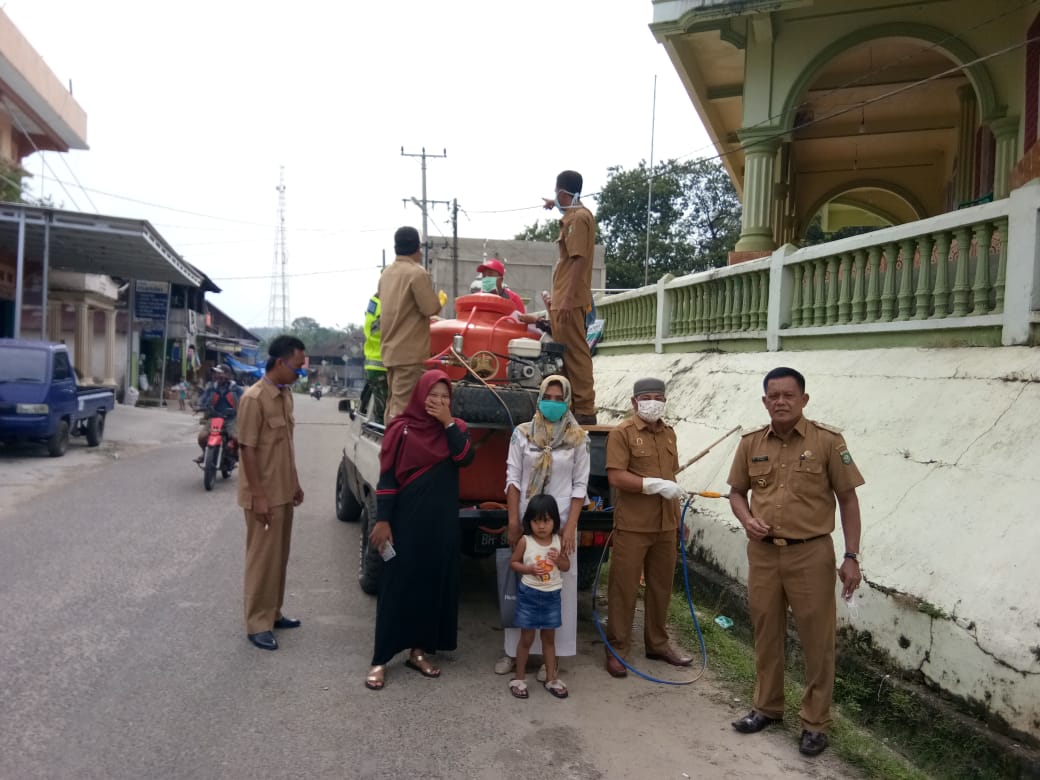 Sohirinaja's tweet photo. Kami Pendamping Desa dari Kec.Tanah Tumbuh,Kab.Bungo provinsi jambi. melakukan sosialisasi/penanganan dan penyemprotan  Disinfektan.
*#RelawanDesaLawanCovid19*
@halimiskandarnu @anwsanusi
@malik_haramain @imansyukri
@taufikmadjid71 
@TPPI_JAMBI
@TPPI_BUNGO https://t.co/NIDm3saRFC