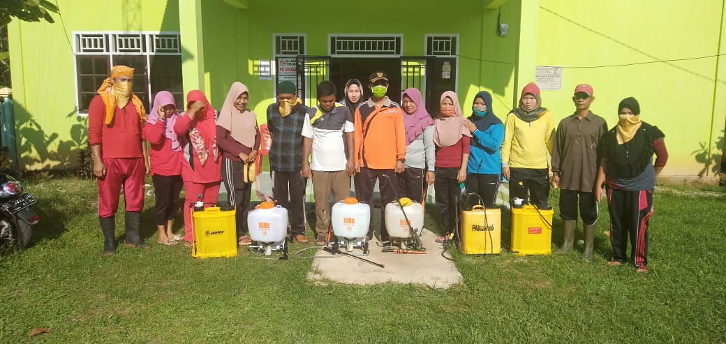 Sohirinaja's tweet photo. Kami Pendamping Desa dari Kec.Tanah Tumbuh,Kab.Bungo provinsi jambi. melakukan sosialisasi/penanganan dan penyemprotan  Disinfektan.
*#RelawanDesaLawanCovid19*
@halimiskandarnu @anwsanusi
@malik_haramain @imansyukri
@taufikmadjid71 
@TPPI_JAMBI
@TPPI_BUNGO https://t.co/NIDm3saRFC