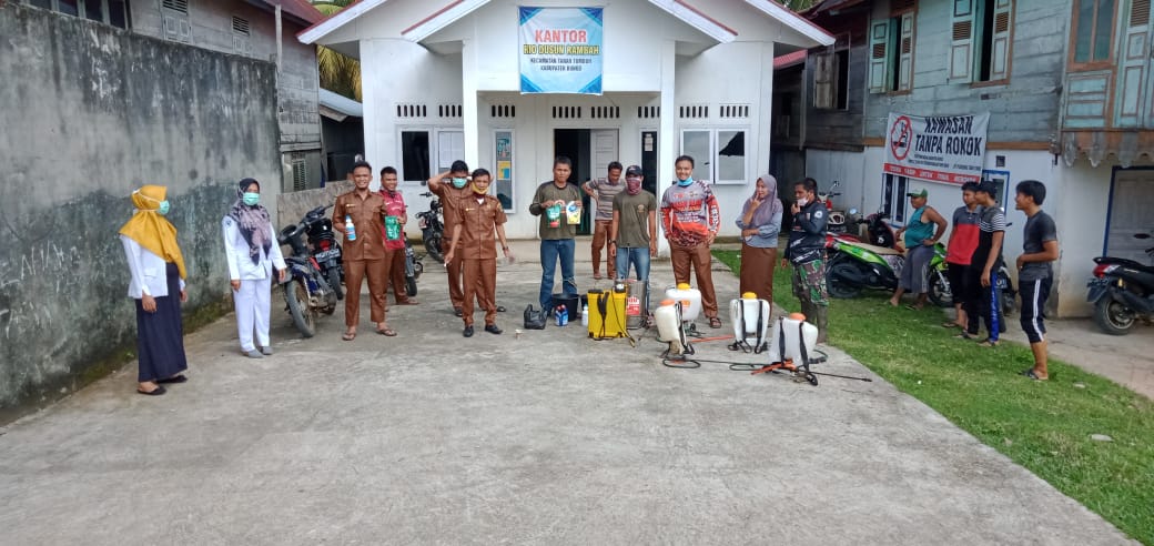 Sohirinaja's tweet photo. Kami Pendamping Desa dari Kec.Tanah Tumbuh,Kab.Bungo provinsi jambi. melakukan sosialisasi/penanganan dan penyemprotan  Disinfektan.
*#RelawanDesaLawanCovid19*
@halimiskandarnu @anwsanusi
@malik_haramain @imansyukri
@taufikmadjid71 
@TPPI_JAMBI
@TPPI_BUNGO https://t.co/NIDm3saRFC