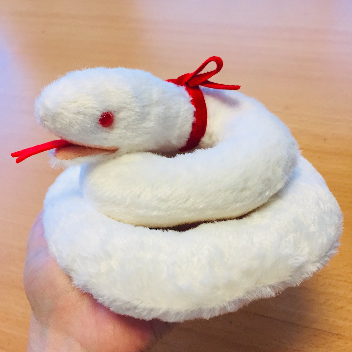 鬼滅の刃200話がいろいろしんどいため、急に白ヘビのぬいぐるみを買っ