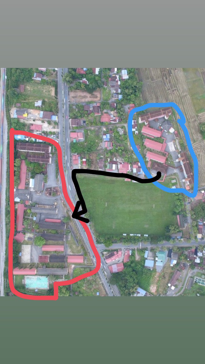 nothing_dots's tweet photo. @ArifIsmailBinR1 Sekolah aku pun jauh yg biru asrama yg merah sekolah padang bola luar kawasan sekolah πͺ
#SMKDSA
#IB_SCHOOL
#PERLIS https://t.co/zN7zCaQKG0