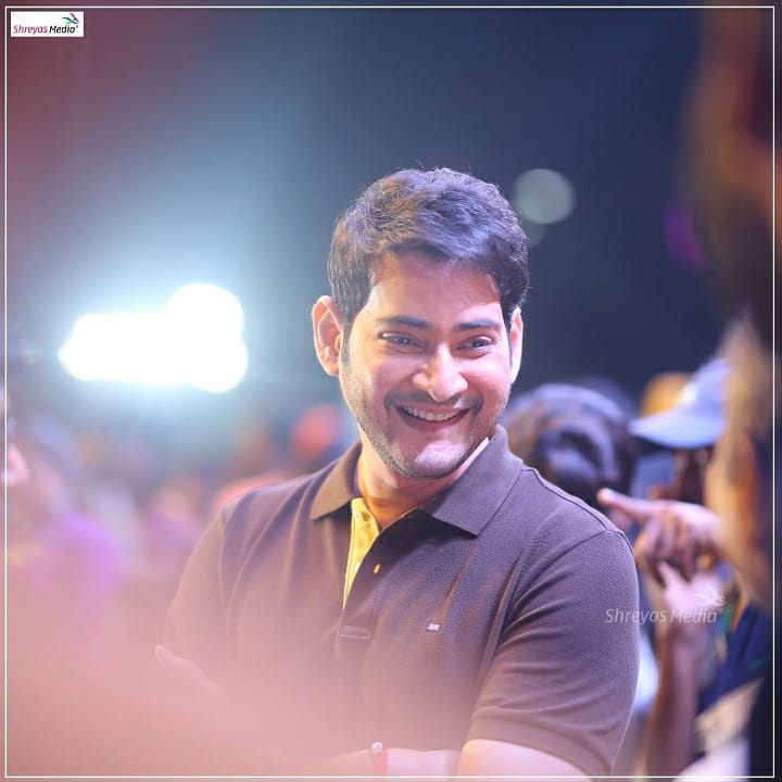 shreyasgroup's tweet photo. Looking back at his mesmerizing smile at #MegaSuperEvent 🤩

#SarileruNeekevvaru #MaheshBabu #EventByShreyasMedia https://t.co/KqNCLNWjDM