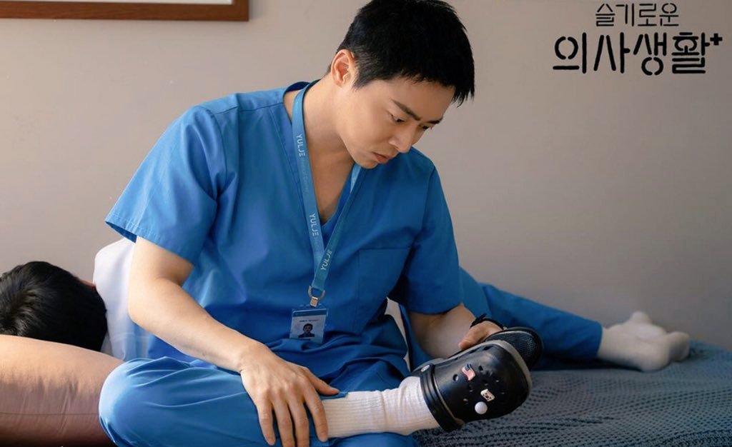 ikjun being curious of songhwa's shoesthis tiny moment got an official still 