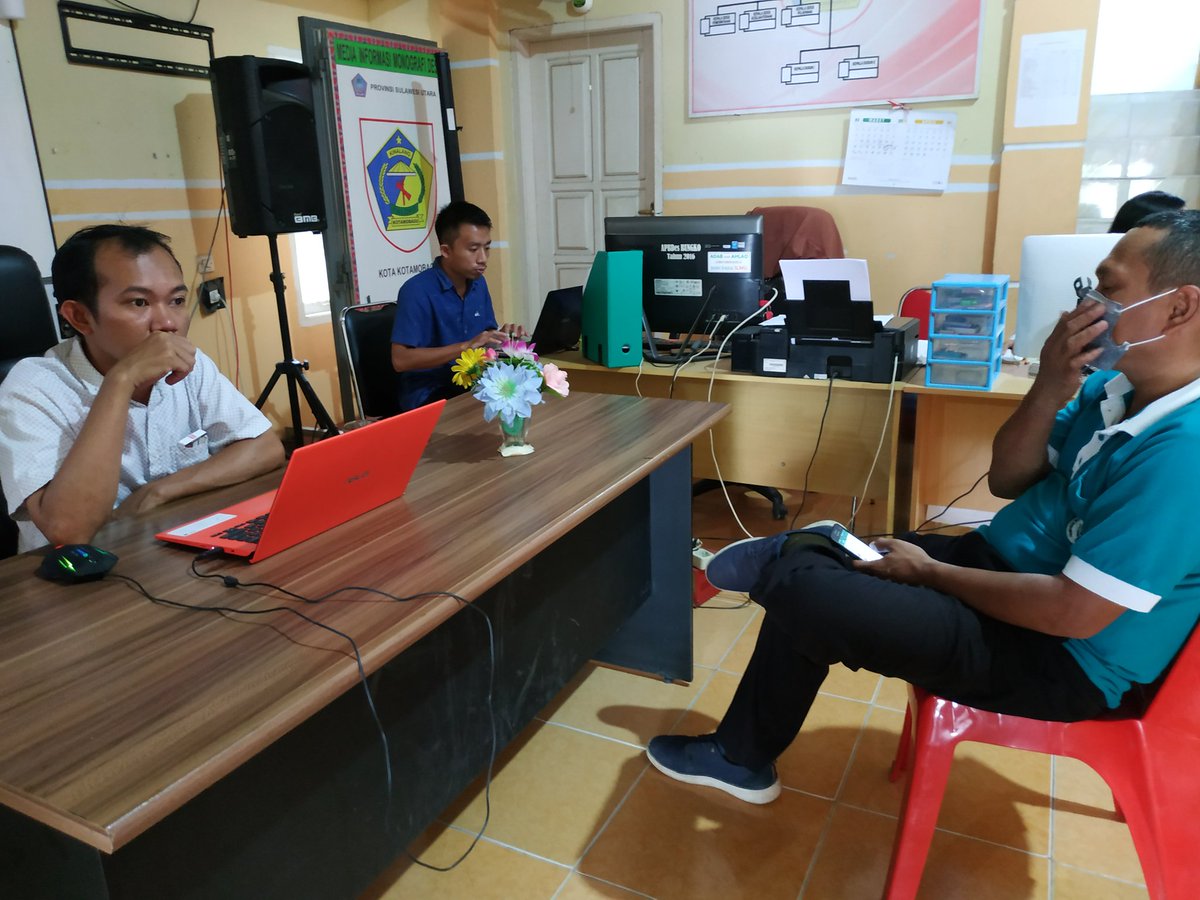 TaRusdi's tweet photo. Kami TPP dari Kotamobagu Prov Sulawesi Utara sedang melakukan sosialisasi/penanganan/ penyemprotan dll.
Covid19.

#RelawanDesaLawanCovid19
@halimiskandarnu @anwsanusi
@malik_haramain @imansyukri
@taufikmadjid71 @fachrilabalado https://t.co/zcG0fjvbkQ
