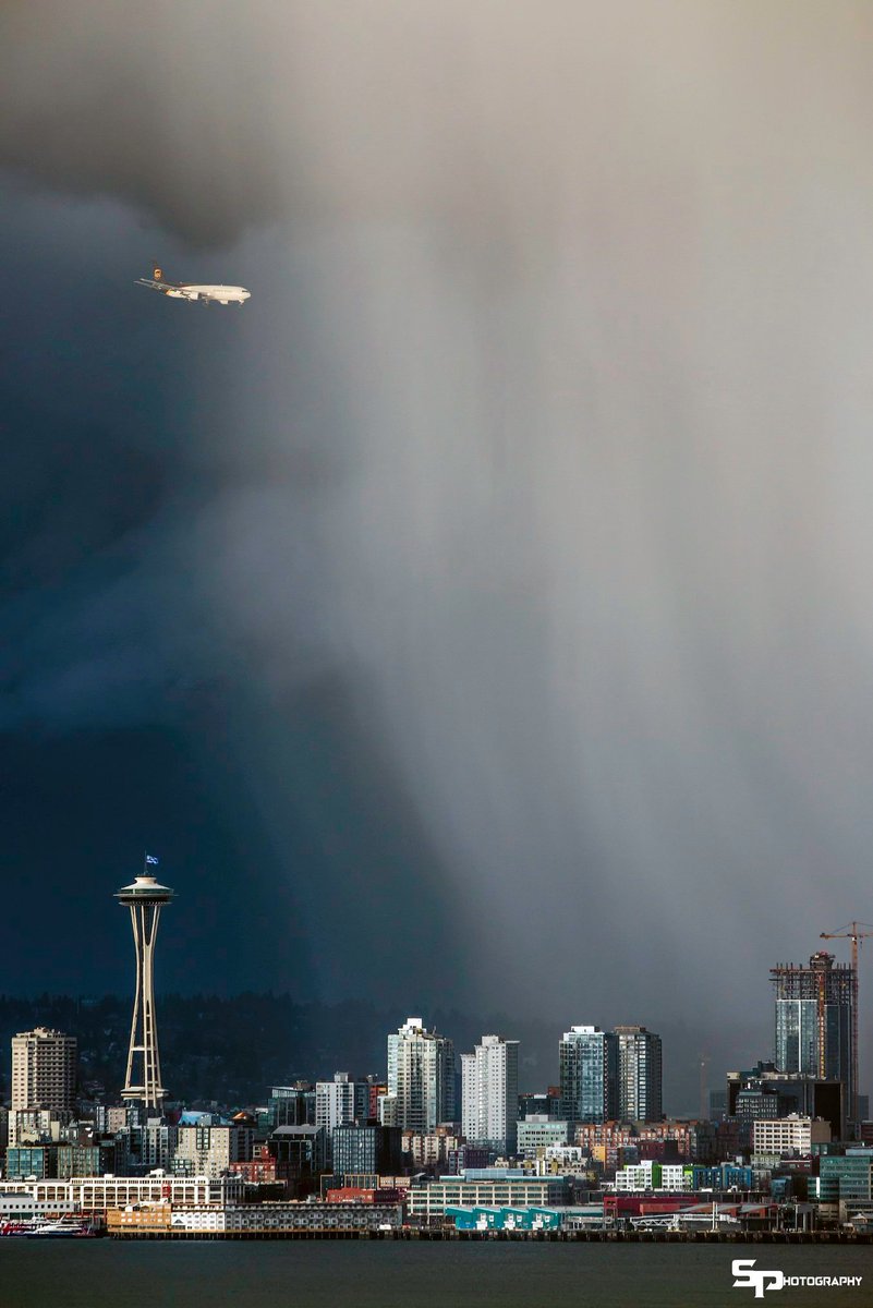 ShannonODKOMO's tweet image. This is March in the time of #CoronaVirusSeattle. Photographer David Rosen captured that big hail drop over downtown Seattle today, with a UPS plane perhaps bringing in some needed goods, and the @space_needle flying a flag that reads #WeGotThis. #WAwx