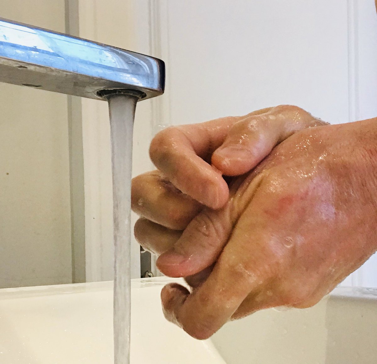SKellyCEO's tweet photo. Is it just me or do we all have such #dryhands #chappedhands & need tons of hand moisturiser - apologies for 1st world problem at times of #CoronaCrisis #COVID19 #WashYourHands #WashHands https://t.co/khkM2pIANT
