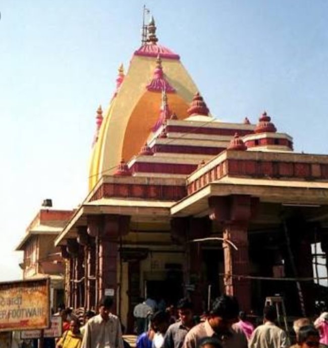 Hamainsanghihu's tweet photo. Mahalaxmi Temple is one of the most famous temples situated in Mumbai.The temple was built in Dhakji Dadaji, in the year 1831.The Mahalaxmi temple contains images of the Tridevi goddesses Mahakali, Mahalakshmi &amp; Mahasaraswati. 
#PositiveTweetsKaroNa 
@BesuraTaansane @LostTemple7 https://t.co/7wwCiboj9B