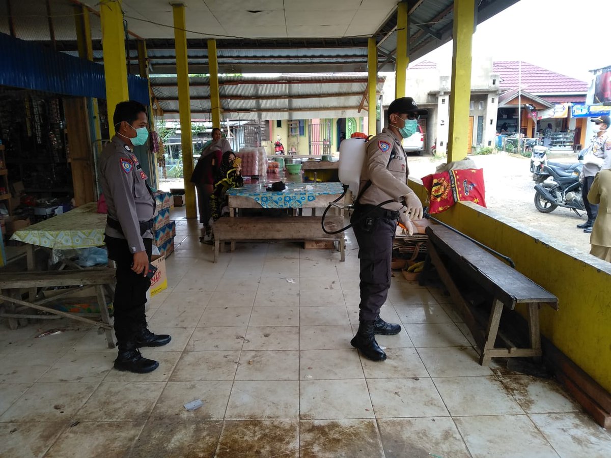israwiah_yyh's tweet photo. Kami pendamping Desa Kec. Salam Babaris Kab. Tapin Kal Sel. Penyemprotan dilembaga2 dan rumah masyrakat
#RelawanDesaLawanCovid19 
@halimiskandarnu 
@anwsanusi 
@malik_haramain 
@imansyukri 
@taufikmadjid71
@fachrilabalado https://t.co/YV2qVzLOdu