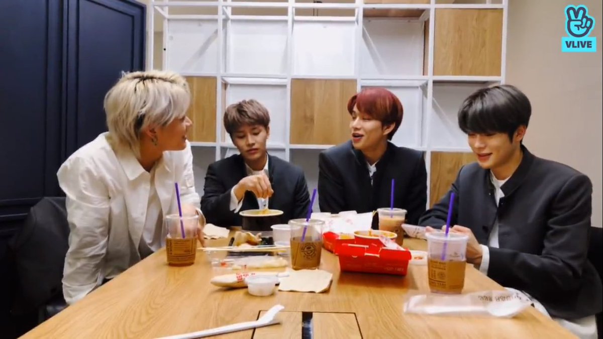 NCT_SENSATION's tweet photo. 200401 #NCT127 #NCT #TAEIL #YUTA #JAEHYUN #JUNGWOO

คอนเซ็ปต์ของไลฟ์ครั้งนี้คือ 'โกหกตั้งแต่ต้นจนจบ'!

พวกเขาบอกว่าจะไลฟ์ช่วงบ่าย 3 ทุกวัน ตั้งแต่วันนี้เป็นต้นไป โดยจะเปลี่ยนเมมเบอร์ไปเรื่อยๆ เรียกว่า 'คลับมีตติ้ง'
©alientyong https://t.co/E7atJjDSNR