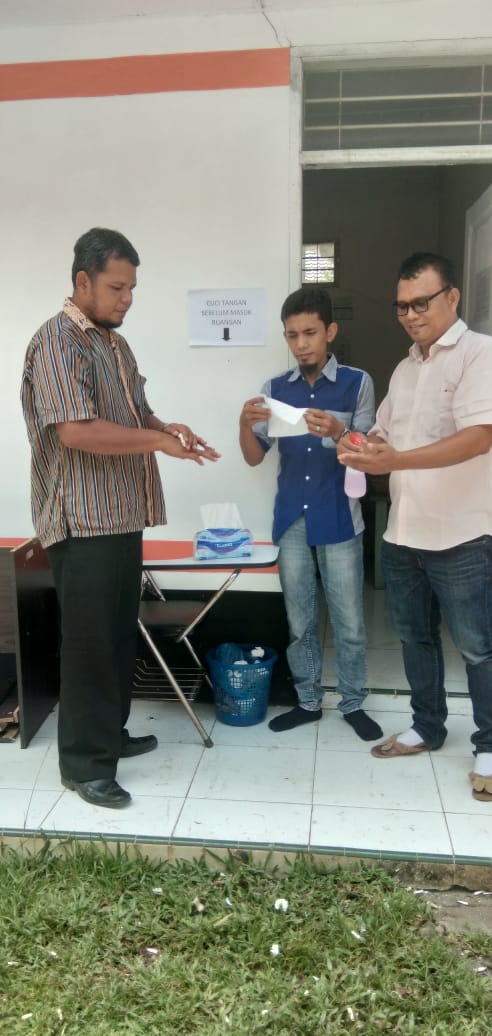 Kami TAPM kab.Labuhanbatu sedang melakukan Penerapan cuci tangan sebelum masuk Ruang kantor TAPM dLam rangka Pencegahan Covid 19

#RelawanDesaLawanCovid19
<a href="/halimiskandarnu/">ABDUL HALIM ISKANDAR</a> <a href="/anwsanusi/">Anwar Sanusi</a>
<a href="/malik_haramain/">malikharamain</a> <a href="/imansyukri/">Iman Sukri</a>
<a href="/taufikmadjid71/">IG : taufik.madjid</a> @fachrilabalado