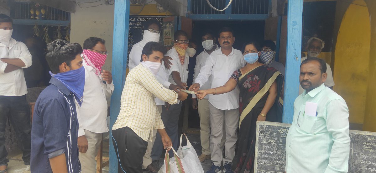 Srisailam32's tweet photo. సర్వేలు రెవెన్యూ గ్రామంలో ఉన్న వలస కార్మికులకు గౌరవ ముఖ్యమంత్రి అదేశాలనుసారం 12kg ల బియ్యం మరియు 500 రూపాయలు ఇవ్వడం జరిగింది. #TEAMREVENUE YADADRI DIST @KTRTRS @MPsantoshtrs THEY FEELING VERY HAPPY SIR Great program taken by great leader kudooos💐💐💐💐💐 https://t.co/aNfuq9S53y