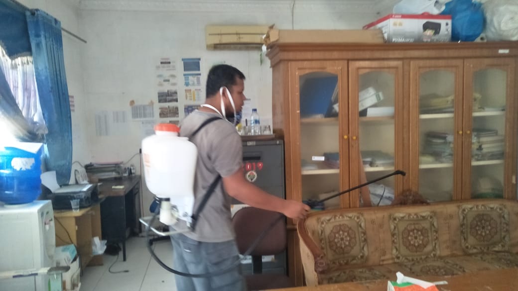 Penyemprotan diRuang TAPM -DPMD kab. Labuhanbatu oleh TA.PP <a href="/DasrilTobing/">Dasril lumban tobing</a> , pencegahan Covid 19..Kab Labuhanbatu siap melawan Covid 19
#RelawanDesaLawanCovid19 
<a href="/jokowi/">Joko Widodo</a> 
<a href="/halimiskandarnu/">ABDUL HALIM ISKANDAR</a> 
<a href="/anwsanusi/">Anwar Sanusi</a>
<a href="/TPPISUMUT/">TPP SUMUT</a>
@fachrilabalado 
@SuyatnoSidik <a href="/LilisRito/">Lilis Ritonga</a> @Erwin3977 <a href="/taufikmadjid71/">IG : taufik.madjid</a>