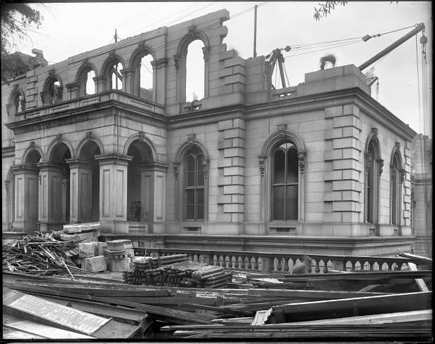 theValentineRVA's tweet photo. Recognize this? It's the U.S. Custom House, Post Office & Courthouse, mid-renovation in 1910. During the Civil War, it housed the Jefferson Davis' executive offices. Davis was later indicted for treason in the same building. #RichmondStories #CookCollection
Image: Cook0571, 1910 https://t.co/NIZgUAp7oH