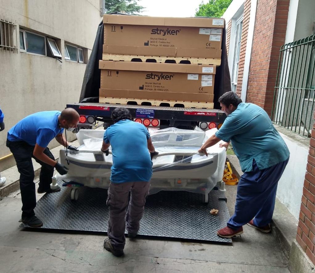 nkreplak's tweet image. Hoy llegaron camas nuevas para equipar la Unidad de Cuidados Intensivos del Hospital Eva Peron de San Martín que está para estrenar. Estamos poniendo de pie el sistema de salud para hacer frente a la pandemia. Gracias por el laburo a contrarreloj