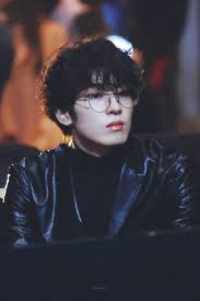 wonwoo's curly/fluffy hair ; a very devastating thread coz y'all,, WE!! ALL!!! NEED!! A!! FREAKING!! COMEBACK!! OF!! THIS!!! ICONIC!! HAIRSTYLE!!!!!! @pledis_17  #SEVENTEEN