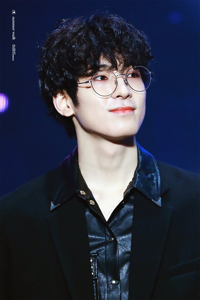 wonwoo's curly/fluffy hair ; a very devastating thread coz y'all,, WE!! ALL!!! NEED!! A!! FREAKING!! COMEBACK!! OF!! THIS!!! ICONIC!! HAIRSTYLE!!!!!! @pledis_17  #SEVENTEEN