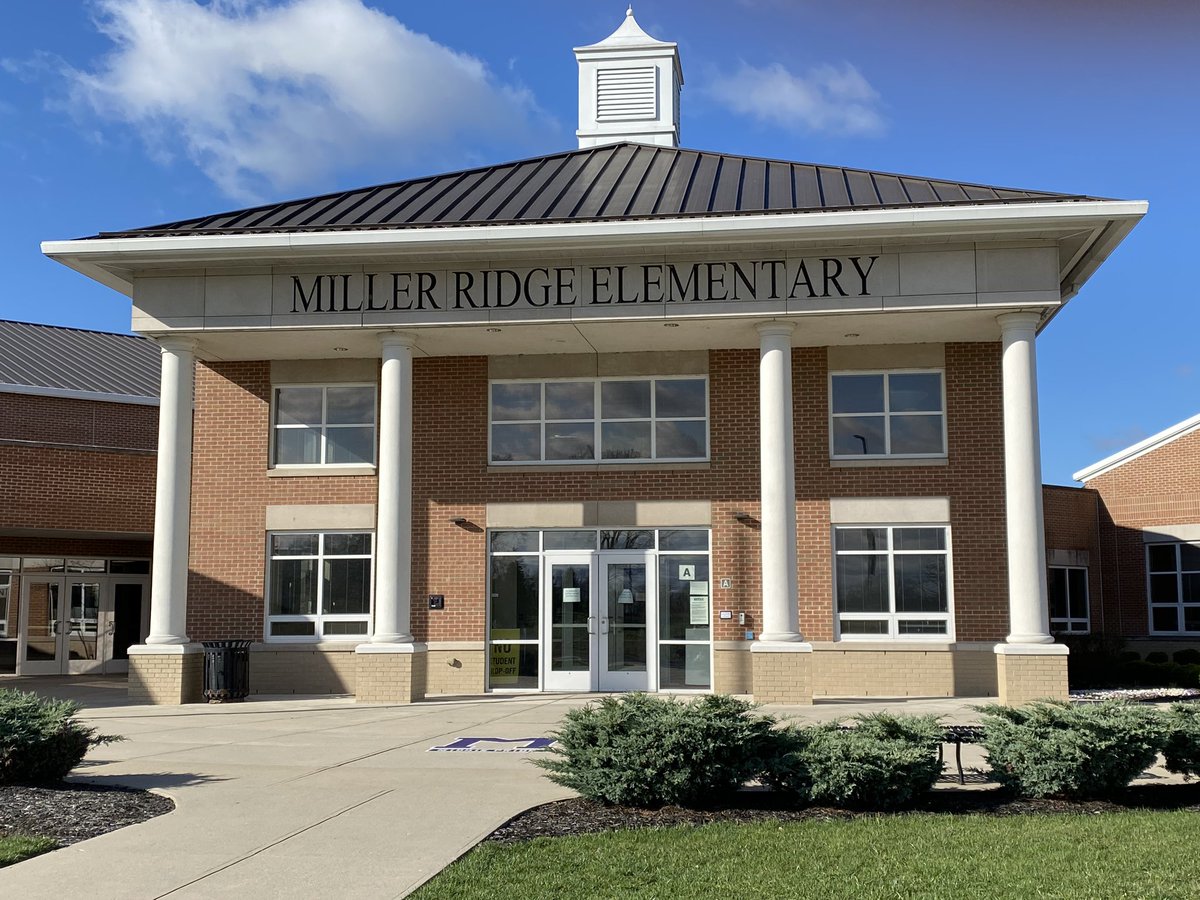 Passed out lunches yesterday at my school with Mr. Edwards.  I sure do miss my kids and being here every day!  <a href="/MillerRdgTweets/">Miller Ridge Elementary School</a>